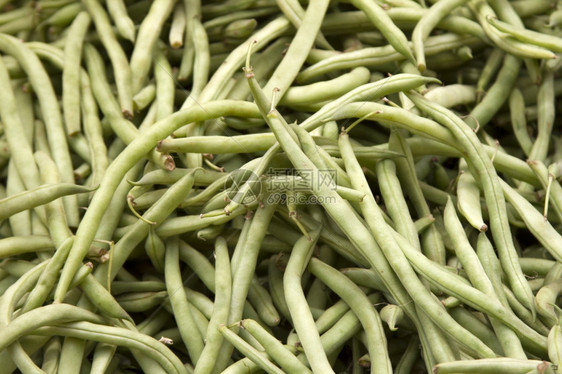 在印度果阿市场的一个柜台上新鲜的多汁绿豆在印度果阿市场的一个柜台上新鲜的多汁绿豆图片