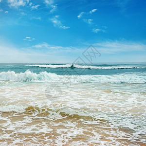 海洋波浪和蓝天空图片