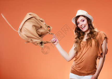 暑假和穿着时装服的草帽女孩玩袋式手提图片