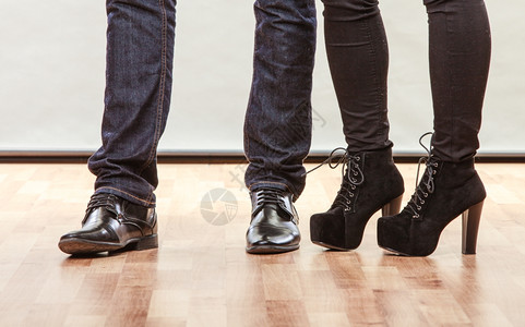 男女双腿室内鞋合脚图片素材