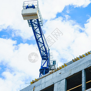 建筑工程业场景建筑程和天上起重机图片