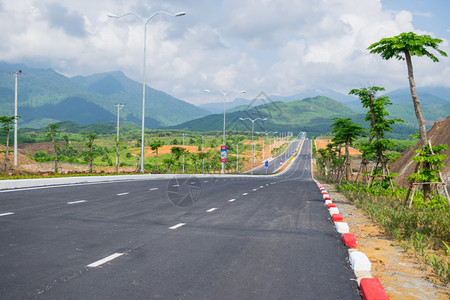 前往越南大那纳山的巴公路上图片