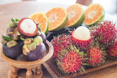 木制桌上的泰国热带水果库存照片图片