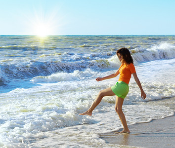 女孩在海滩上玩耍情感场景图片