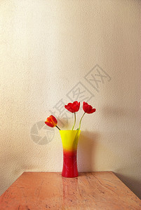 花瓶里有三个郁金香房间装饰图片