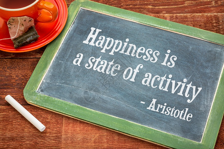 幸福是一种活动状态亚里士多德的引语在黑板上用粉笔和茶杯的激励词图片