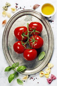 旧板上的番茄和新鲜意大利菜成分图片