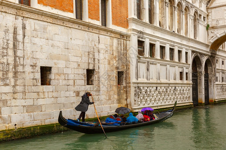 传统威尼斯Gondola骑在意大利雨天下图片