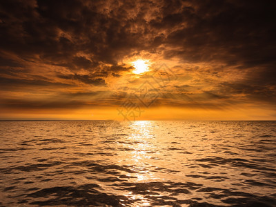 美丽的海景夜晚落地平线和天空宁静的景象自然构成风景图片