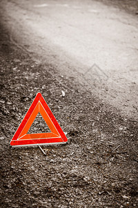 红色警告三角标志的关闭森林道路图片