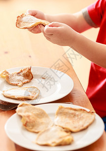 小男孩吃煎苹果饼面条图片