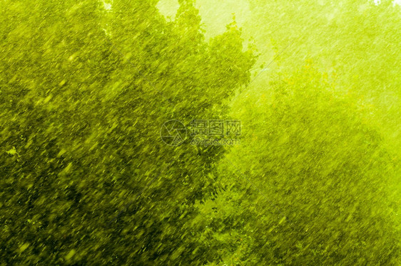 在窗外的夏季雨中水滴在玻璃窗上作为背景纹理图片