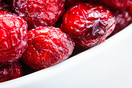 健康的高纤维食品有机营养关闭白碗里的干红莓果图片