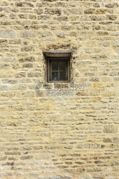石墙背景的旧建筑窗户细节图片