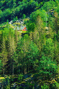 挪威典型的红色乡村家庭山地的HHHHT挪威美丽的景观斯堪纳维亚图片