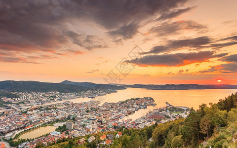 城市空间挪威卑尔根和峡湾风景日落山丘全图片