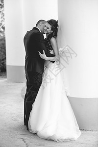 黑白相照刚结婚的一对情侣与排大专栏接吻图片