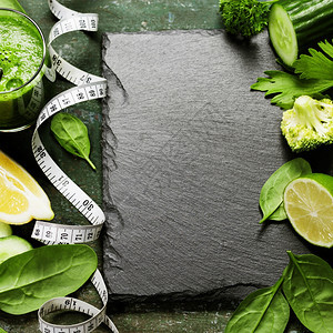 新鲜绿色蔬菜和古老背景的冰沙戒毒饮食或健康品概念图片