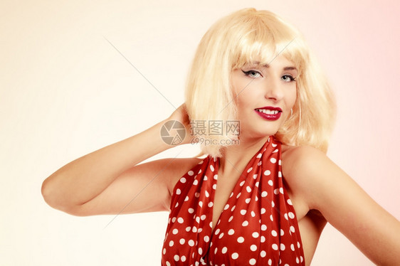 金色假发和红礼服的女孩伪装成图片