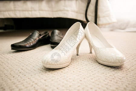 卧室地板上新娘和郎鞋合照图片