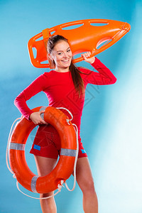 溺水时人工呼吸图片事故预防和水救年轻女在值勤时微笑的女救生员将