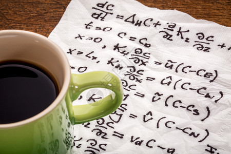 物理学数方程式手写在餐巾纸上加一杯咖啡图片