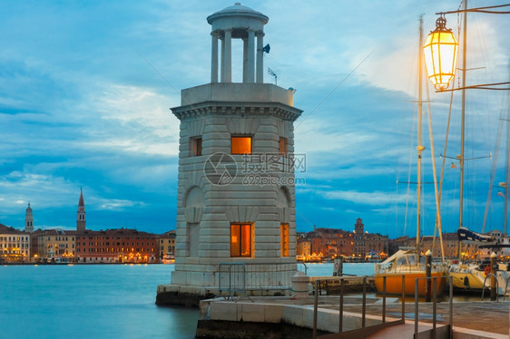 在意大利威尼斯环礁湖的SanGiorgioMaggiore岛夜间古老的灯塔图片