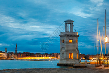 城市灯塔在意大利威尼斯环礁湖的SanGiorgioMaggiore岛夜间古老的灯塔背景