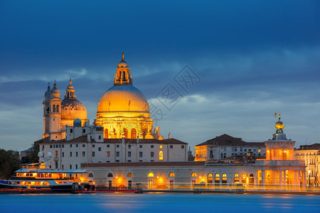 夜间在意大利威尼斯的DoganadiMare和SantaMariadellaSalute和BasilicaSanta图片