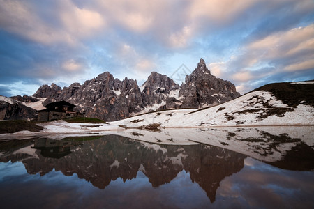 湖边的ChaletSegantini意大利阿尔卑斯多洛米特帕索罗勒图片