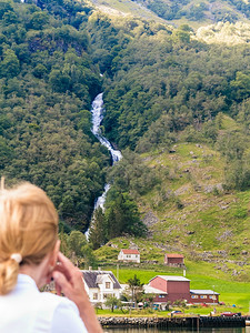 旅游假期和行斯堪的纳维亚州挪威FjordSognefjord的女旅游者船行图片