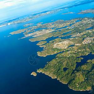 从飞机的窗口看到飞机越过挪威斯堪的纳维亚湾上空图片