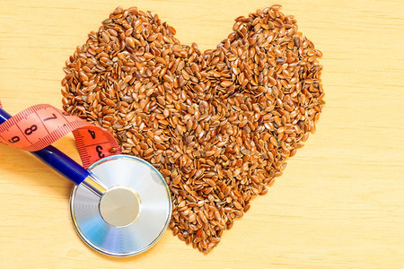 减少饮食保健体重概念长效菜籽的心形成听诊器和测量胶带预防心脏病的健康食品超重图片