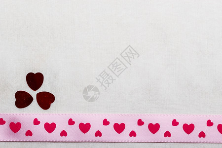粉红的心带在抽象白布背景上复制空间图片