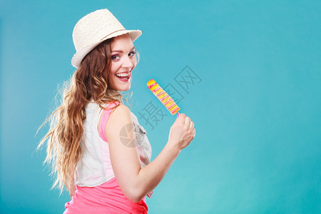 年轻女模特正在吃冰棍背景图片