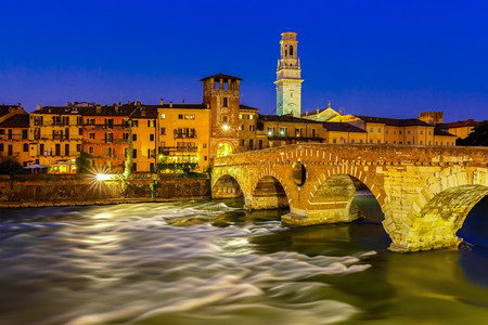 古罗马桥PontePietra和Adige河夜间照明底Duomo塔意大利维罗纳图片