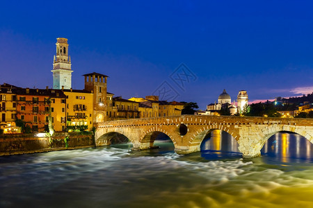 古罗马桥PontePietra和Adige河夜间照明Duomo塔和SanGiorg教堂意大利维罗纳图片