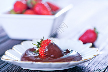 盘子里有巧克力的草莓图片