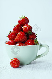 生锈背景的草莓在杯子中图片