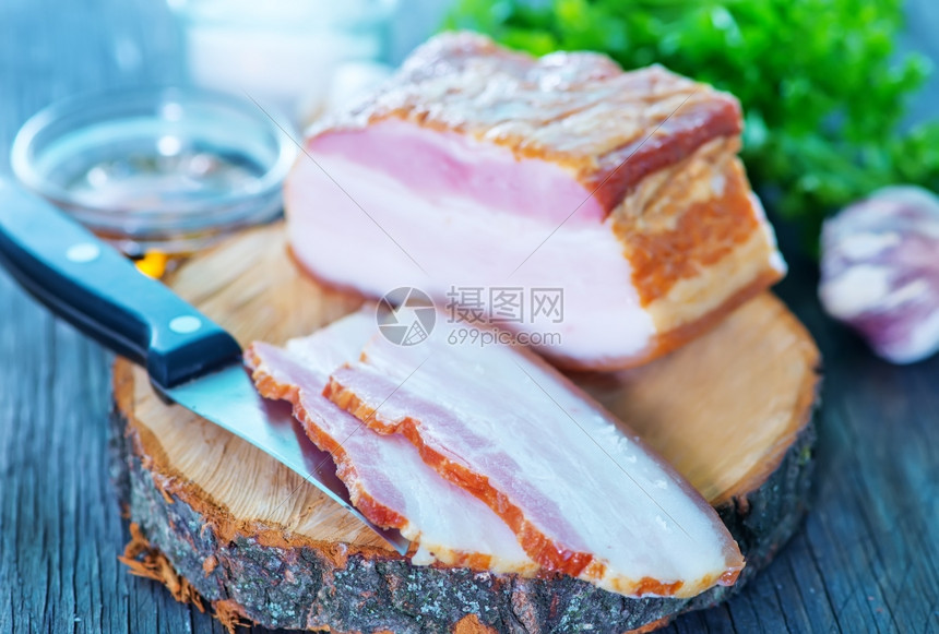木板和一张桌子上的烟熏猪油图片