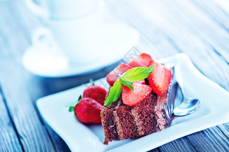 巧克力蛋糕盘上草莓图片
