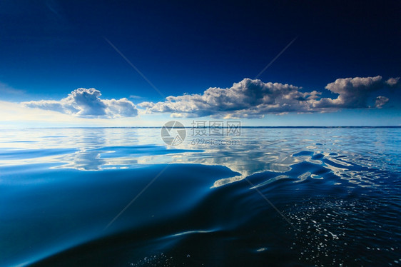 美丽的海景夜晚平面和天空静的景象自然构成风景图片