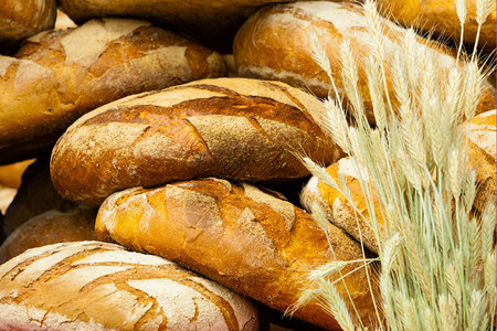 在户外的市场摊位上有许多烤熟的黑麦传统面包图片