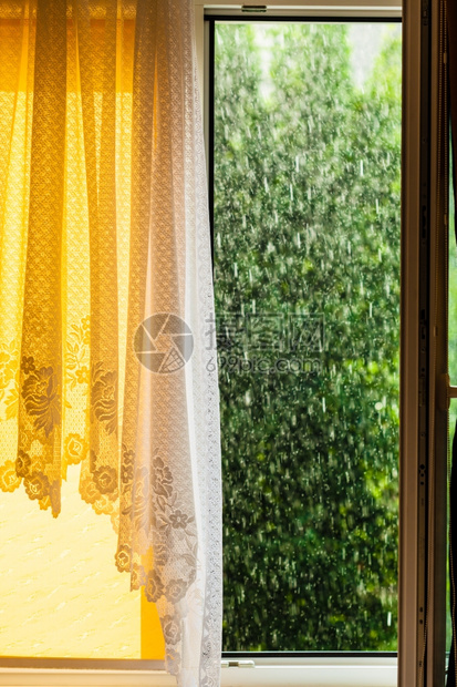 窗外的夏季雨水滴在玻璃窗上图片