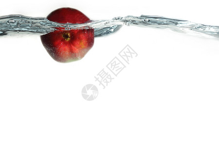 红苹果在水中喷洒白色背景上健康的食物和活生图片