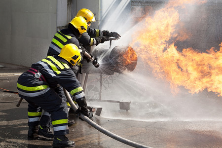 爆炸火焰消防员在一次训练演习中攻击丙烷火背景