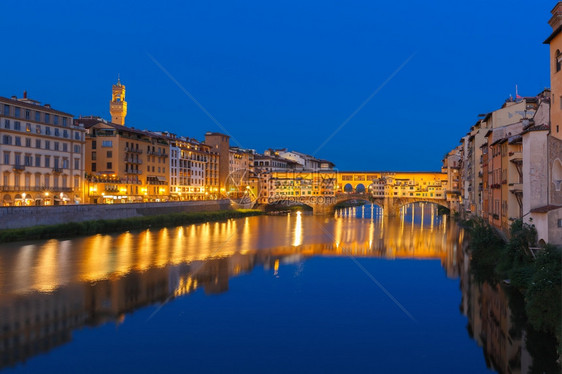 亚诺河和著名的桥PonteVecchio在夜间Annolfo塔位于意大利托斯卡纳佛罗伦萨的PalazzoVecchio底的Arn图片