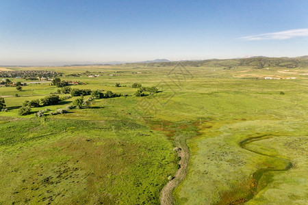 科罗拉多州柯林斯堡附近洛基山脉前一带丘草原的空中观察夏初风景图片