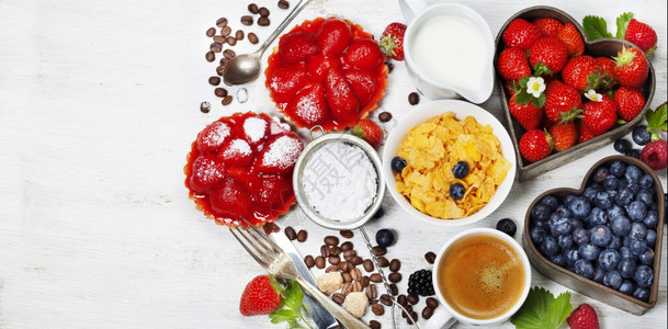 早餐咖啡玉米片牛奶小便和木本面的莓果图片