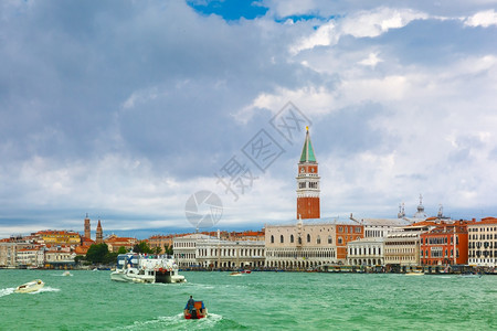 与圣马可坎帕尼莱和意大利Doges宫一起从海边到威尼斯的景象图片